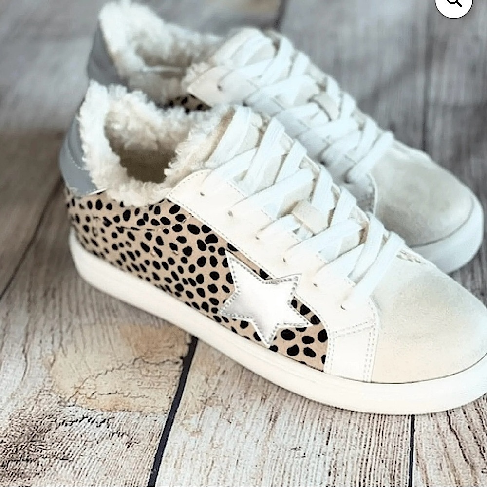 🆕🌿🤍LETS SEE STYLE: Cheetah Star Sneakers SIZE 9
